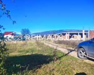 Kleine Familienhäuser werden in der Nähe des Grundstücks gebaut - vielversprechende und familienfreundliche Nachbarschaft.