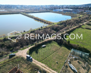 Lange Straße entlang des Flusses - Grünes und ebenerdiges Grundstück in Ulcinj, Montenegro.