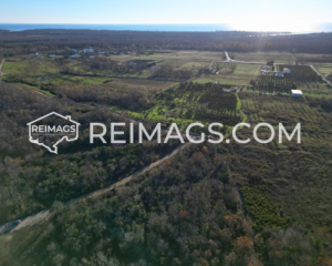 Surrounded by open land and a few houses - Peaceful neighborhood with low mountains in Stoj, Ulcinj.