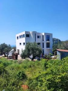Big house in Sutomore in hills