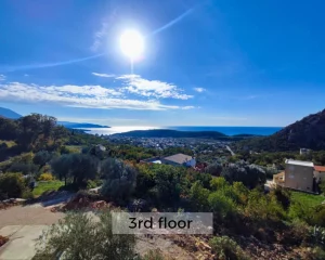 Panoramablick und eine große Fläche um das Gebäude für Parkplätze und Entspannung in Sutomore, Montenegro.