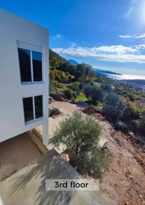 Fassade des Gebäudes in Weiß mit Naturstein in Sutomore, Montenegro.