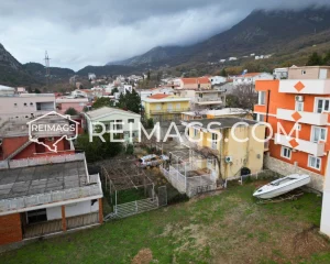 Immobilien - Grundstück im Zentrum von Sutomore, umgeben von Gebäuden und Bergen in Montenegro.