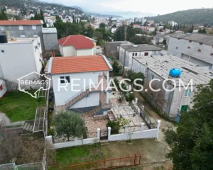 Immobilien - Grundstück in der Nähe des Meeres in Sutomore, umgeben von Häusern in Montenegro
