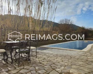 Immobilien in Bar, Montenegro, Haus mit Pool