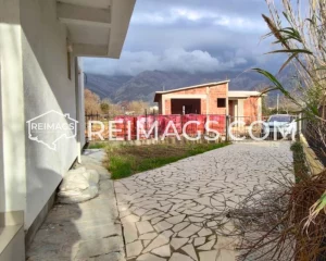 Immobilien in Bar, Montenegro, Haus mit Pool