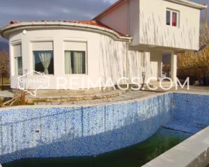 Immobilien in Bar, Montenegro, Haus mit Pool