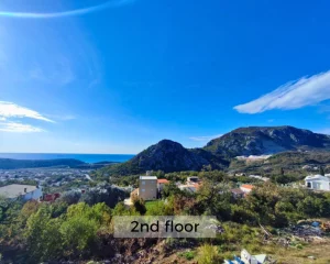 Blick auf die Skyline von Sutomore und das Meer aus der Wohnung zum Verkauf.