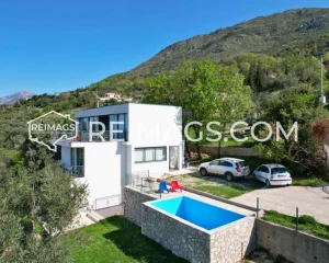 Real estate in Stari Bar with sea view