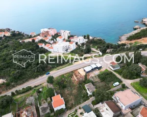 Investitionsgrundstück-am-Straßenrand-in-Montenegro-Meerblick