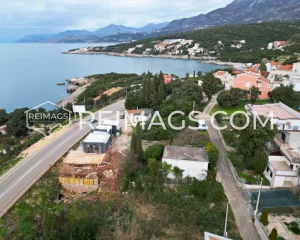 Investitionsgrundstück-am-Straßenrand-in-Montenegro-Meerblick