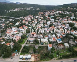 Investitionsgrundstück-am-Straßenrand-in-Montenegro-Meerblick