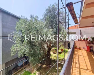 Private parking for 4 cars City water and sewage Air conditioning Internet