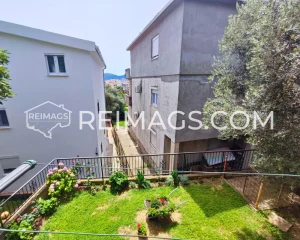 Private parking for 4 cars City water and sewage Air conditioning Internet