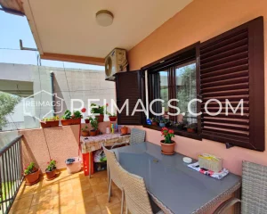 Private parking for 4 cars City water and sewage Air conditioning Internet