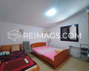 Private parking for 4 cars City water and sewage Air conditioning Internet