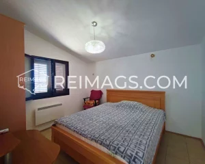 Private parking for 4 cars City water and sewage Air conditioning Internet