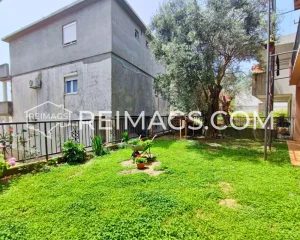 Private parking for 4 cars City water and sewage Air conditioning Internet