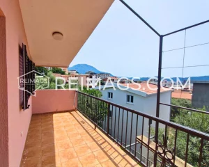 Private parking for 4 cars City water and sewage Air conditioning Internet