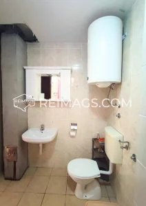 Private parking for 4 cars City water and sewage Air conditioning Internet