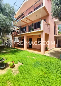 Private parking for 4 cars City water and sewage Air conditioning Internet