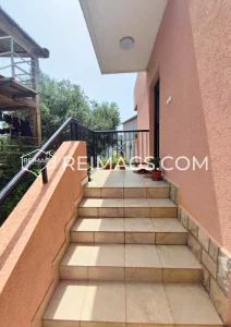 Private parking for 4 cars City water and sewage Air conditioning Internet